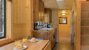 Villa (2 Bedrooms) | Eget kjøkken | Kjøleskap, mikrobølgeovn, ovn og kokeplater