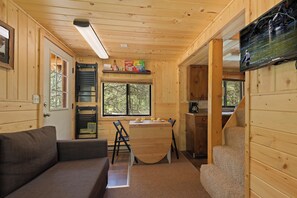 Villa (2 Bedrooms) | Área de sala de estar | Televisión y reproductor de DVD 