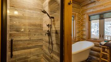 Villa (4 Bedrooms) | Bathroom | Shower, free toiletries, hair dryer, towels