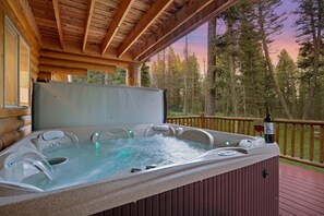 Outdoor spa tub - Lodgepole Lookout (Island Park)