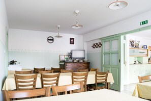 Frokost med lokale retter hver dag (EUR 5 per person)