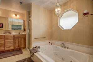 House (5 Bedrooms) | Bathroom | Shower, free toiletries, hair dryer, towels - Pecan Point (Hurricane)