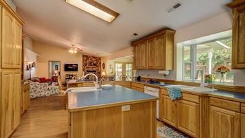 House (5 Bedrooms) | Private kitchen | Full-size fridge, microwave, oven, stovetop
