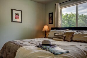 House (5 Bedrooms) | 5 bedrooms, laptop workspace, iron/ironing board, travel crib - Pecan Point (Hurricane)