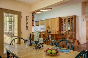 House (5 Bedrooms) | In-room dining - Pecan Point (Hurricane)