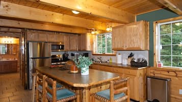 Villa (3 Bedrooms) | Dining room
