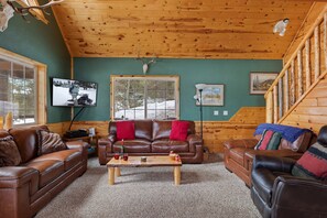 Living area - Trappers Chalet (Island Park)