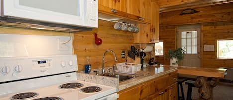 Villa (2 Bedrooms) | Cuisine privée | Grand réfrigérateur, micro-ondes, four, plaque de cuisson