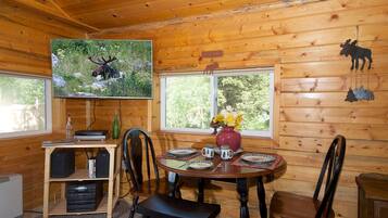 Villa (2 Bedrooms) | Dining room