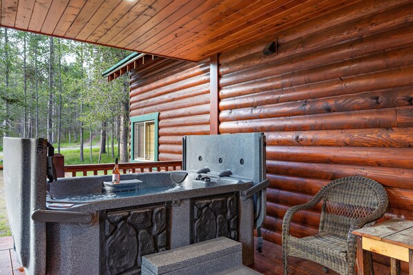 Outdoor spa tub - Restoration Pines (Island Park)