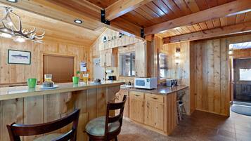 Villa (3 Bedrooms) | Private kitchen | Fridge, microwave, oven, coffee/tea maker