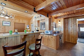 Villa (3 Bedrooms) | Private kitchen | Fridge, microwave, oven, coffee/tea maker - Restoration Pines (Island Park)