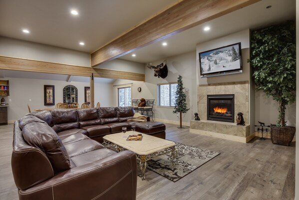 Villa (Multiple Bedrooms) | Área de sala de estar | Televisión y consola de videojuegos 