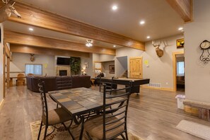 Villa (Multiple Bedrooms) | Comedor