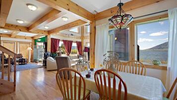Villa (4 Bedrooms) | Dining