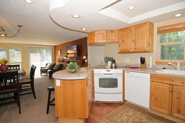 Villa (3 Bedrooms) | Private kitchen | Full-size fridge, microwave, oven, stovetop - Quickdraw (Island Park)
