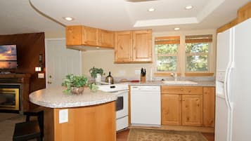 Villa (3 Bedrooms) | Private kitchen | Full-size fridge, microwave, oven, stovetop
