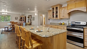 Vila (6 Bedrooms) | Dapur pribadi | Mesin pembuat kopi/teh, lemari es besar, microwave, dan oven
