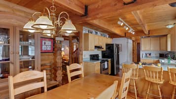 Villa (4 Bedrooms) | Esszimmer