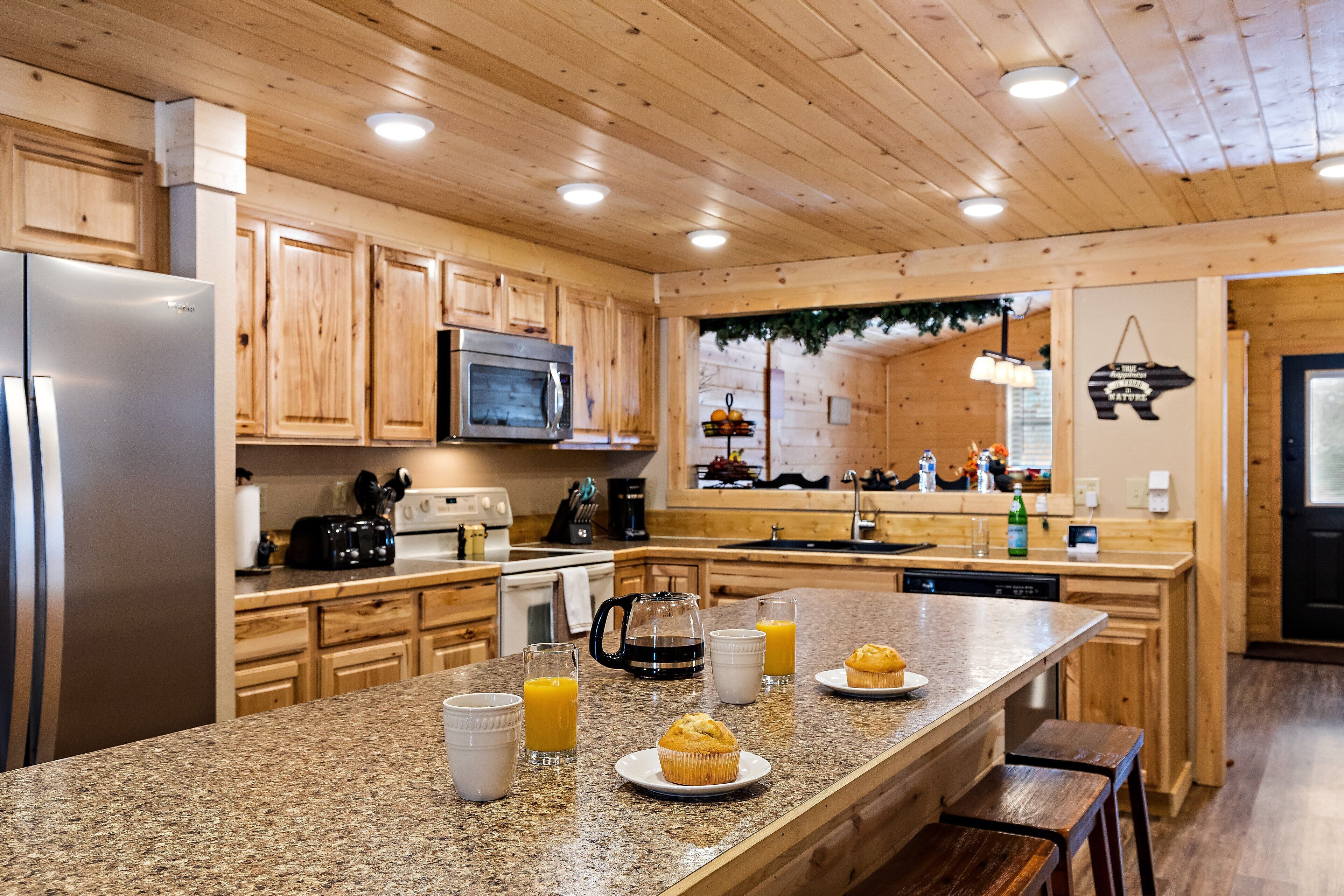 Villa (3 Bedrooms) | Cuisine privée | Réfrigérateur grande capacité avec congélateur, four à micro-ondes