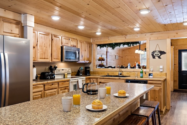 Villa (3 Bedrooms) | Private kitchen | Full-size fridge, microwave, oven, stovetop