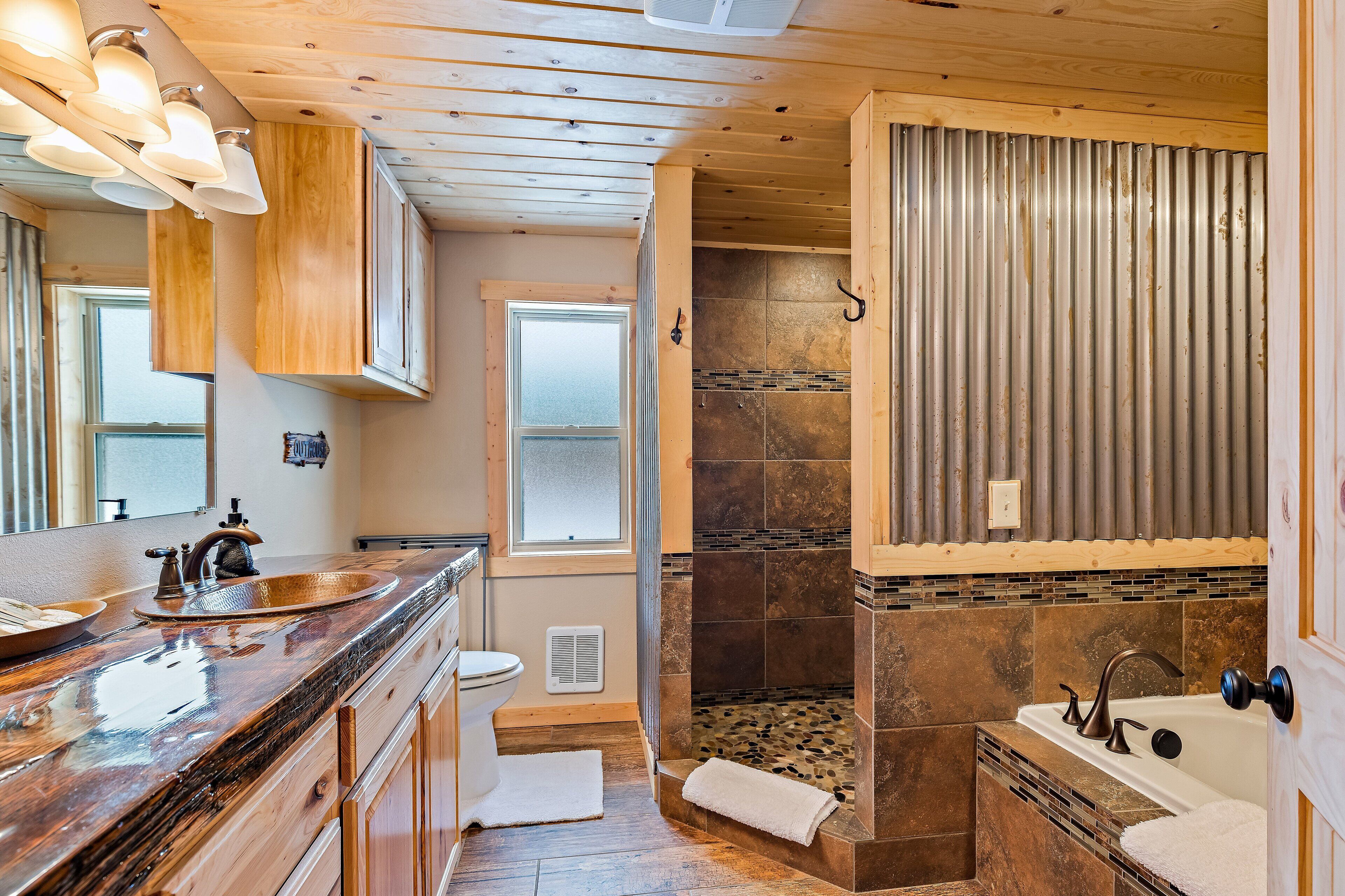 Villa (3 Bedrooms) | Bathroom | Shower, free toiletries, hair dryer, towels