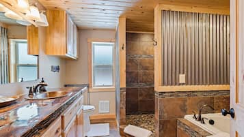 Villa (3 Bedrooms) | Bathroom | Shower, free toiletries, hair dryer, towels