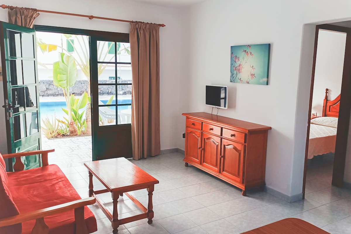 Standard Apartment, 1 Bedroom | Ruang tamu | 21 inci televisyen LCD dengan satelit, TV