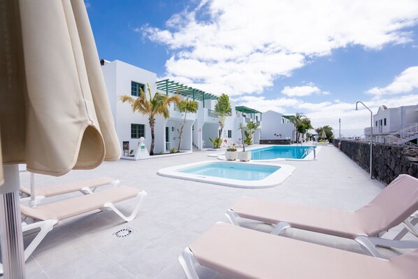 Una piscina al aire libre