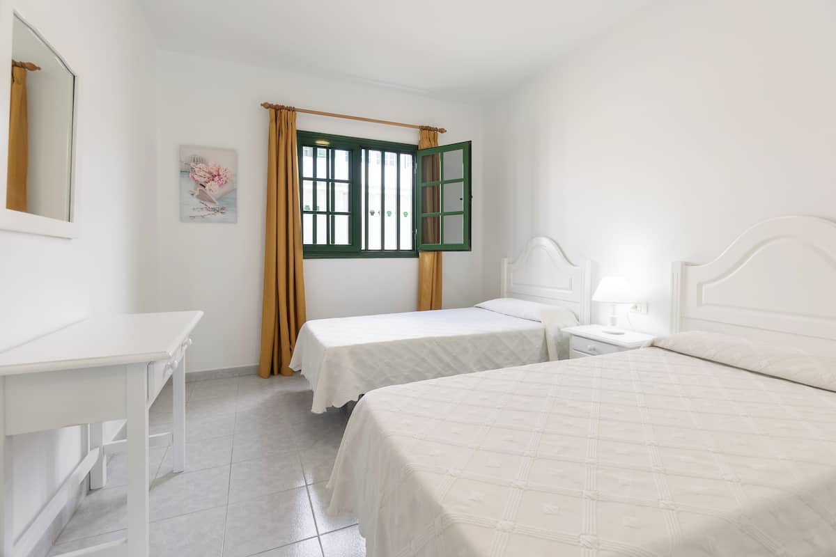 1 slaapkamer, een kluis op de kamer, verduisterende gordijnen
