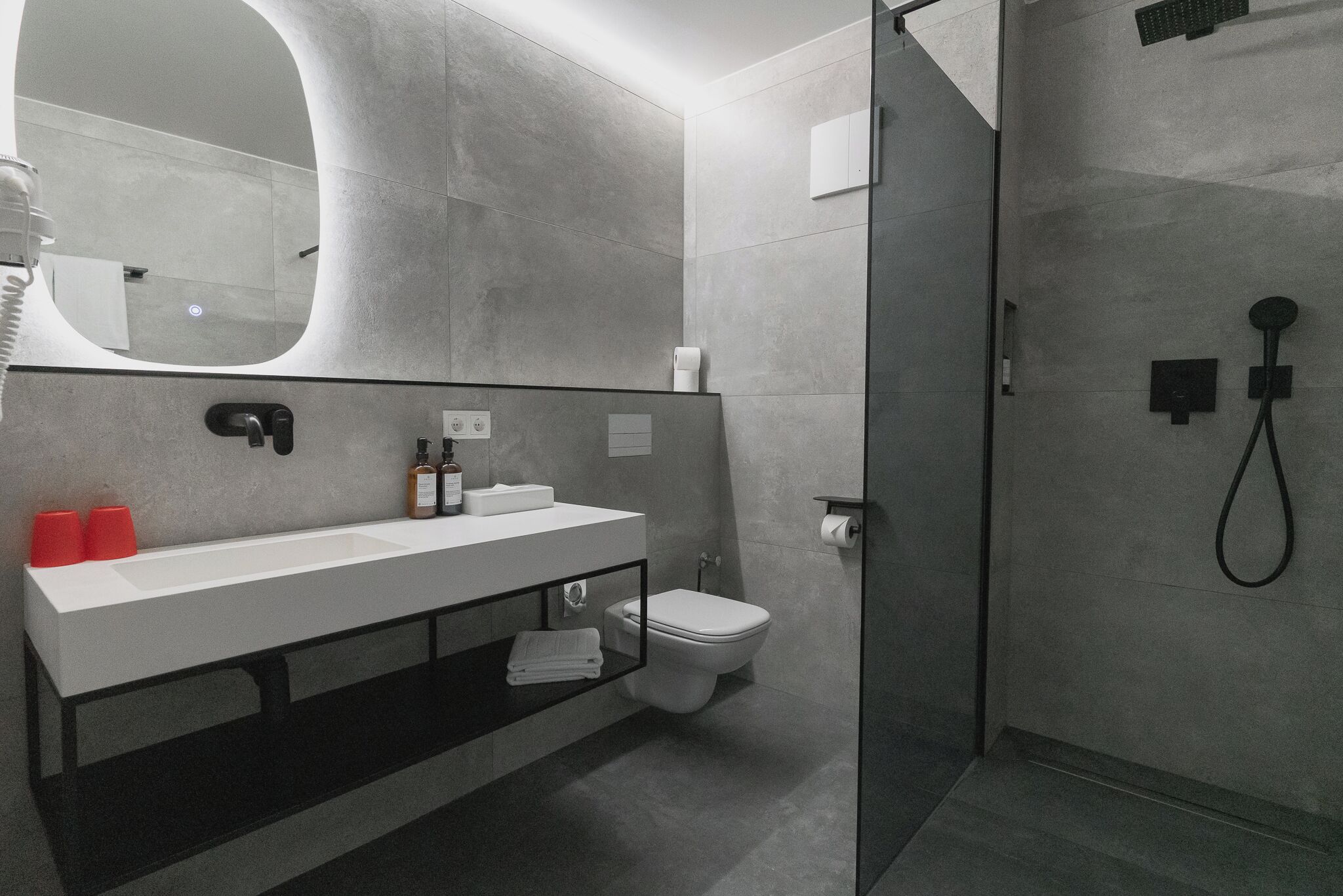 standard double room | bathroom | free toiletries, hair dryer, towels, soap