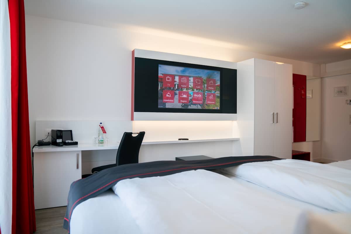 Habitación cuádruple Deluxe | 1 dormitorio, edredones de plumas, caja fuerte y escritorio
