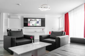 Deluxe Suite | 1 bedroom, down comforters, in-room safe, desk