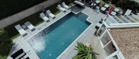 Piscina all'aperto, lettini