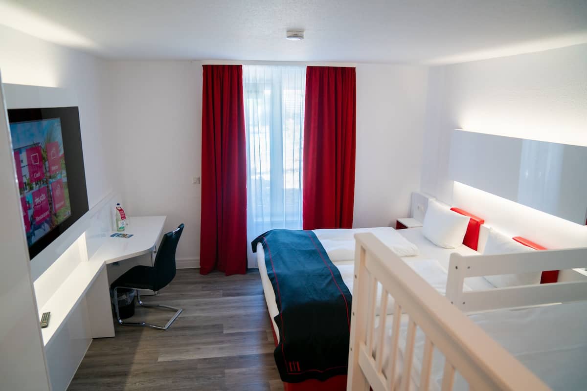 Habitación cuádruple estándar | 1 dormitorio, edredones de plumas, caja fuerte y escritorio