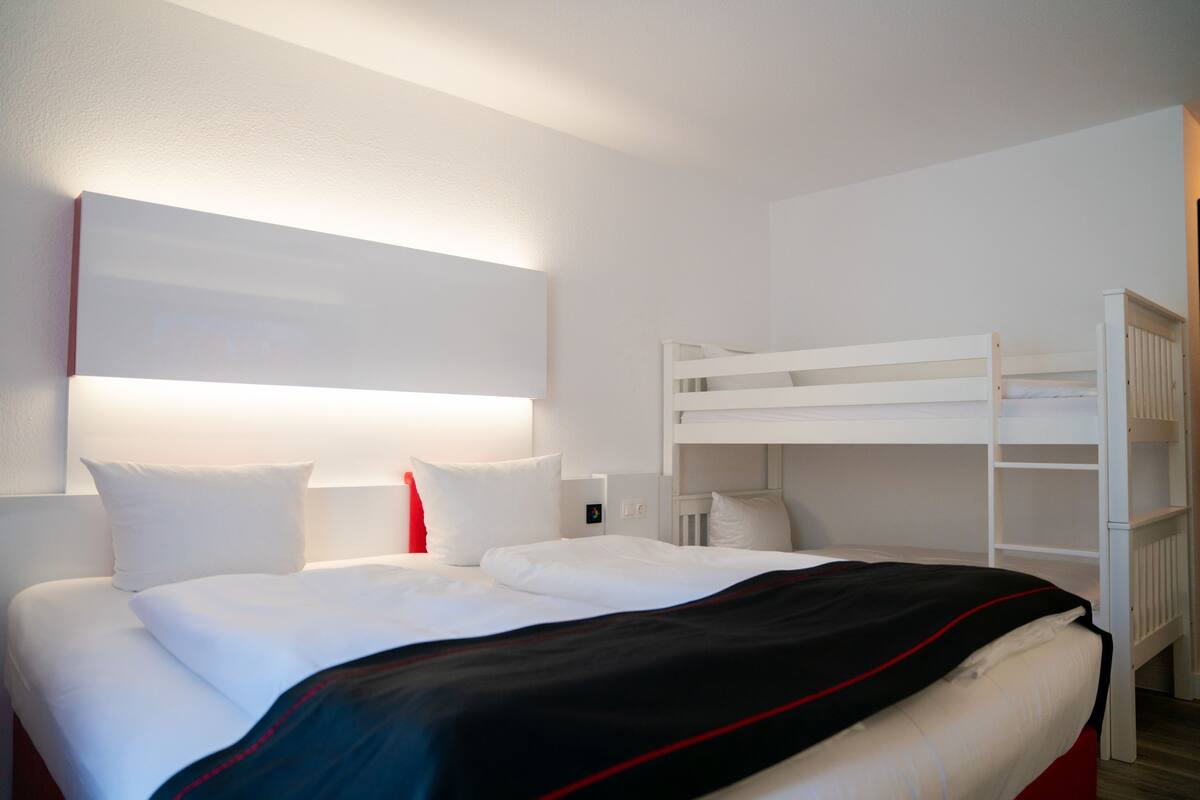 Down duvets, in-room safe, desk, blackout curtains