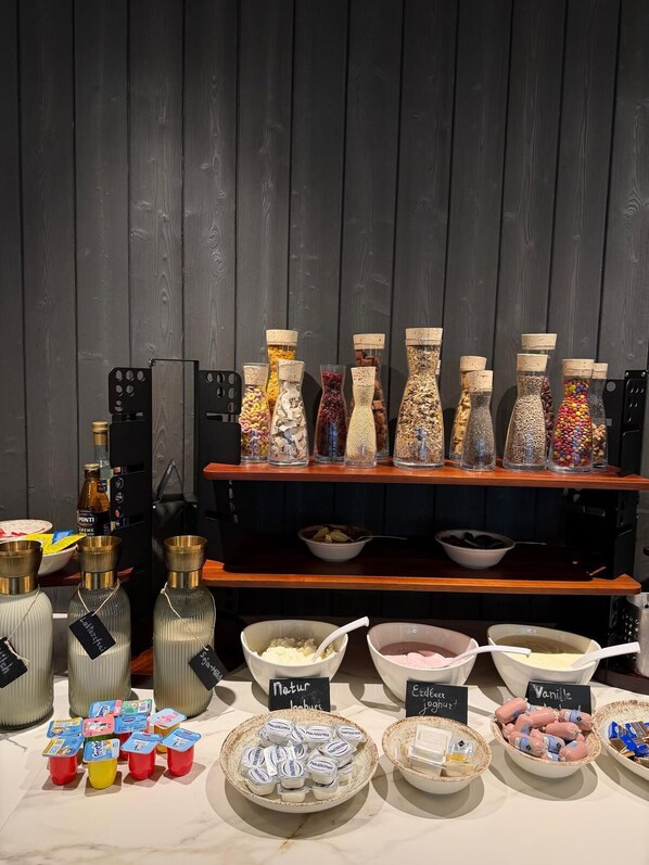Disposição de buffet com diversos alimentos e acompanhamentos.