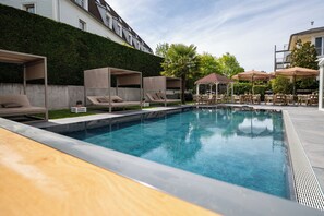 Outdoor pool, sun loungers - Hotel Andante Rust (Rust)