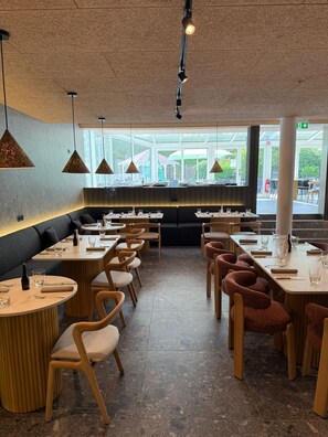 Breakfast, dinner served; international cuisine, pool views  - Hotel Andante Rust (Rust)