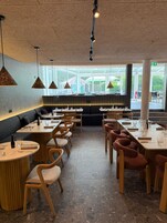 Se sirven desayunos y cocina internacional (con vistas a la piscina) 