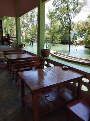 Phục vụ bữa sáng, bữa trưa, bữa tối, món Thái 