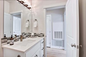 淋浴/盆浴组合、吹风机、毛巾