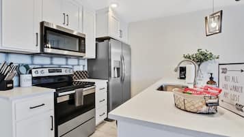 Een koelkast, een magnetron, een oven, een kookplaat