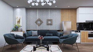 Een moderne woonkamer met een zithoek, een bijzettafeltje en een decoratieve lamp.