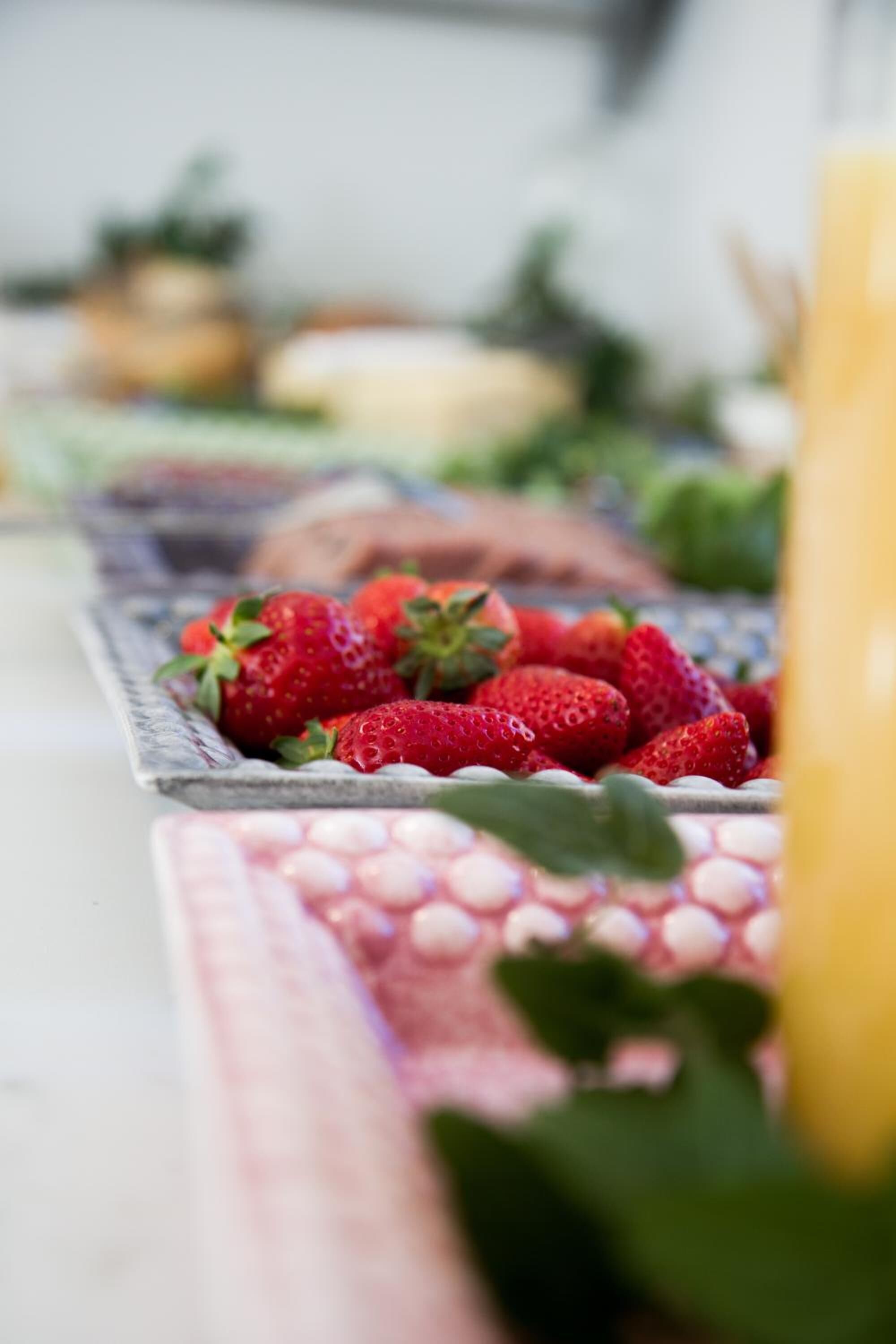 Una bandeja de fresas frescas sobre una mesa.