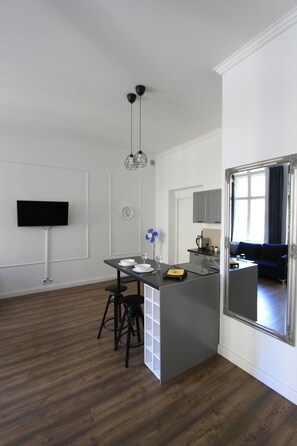 Design-huoneisto | Yksityinen keittonurkkaus | Minijääkaappi, mikroaaltouuni, kahvin-/teenkeitin, vedenkeitin