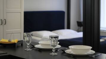 1 habitación, cortinas blackout y tabla de planchar con plancha