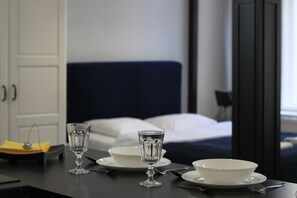 1 habitación, cortinas blackout y tabla de planchar con plancha 