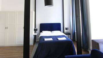 1 habitación, cortinas blackout y tabla de planchar con plancha