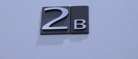 Un panneau noir et blanc avec les chiffres « 2 » et la lettre « B ».